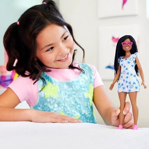 Muñeca Fashionistas de Barbie #229  Muñeca Barbie con síndrome de Down que lleva vestido de estampado de corazones